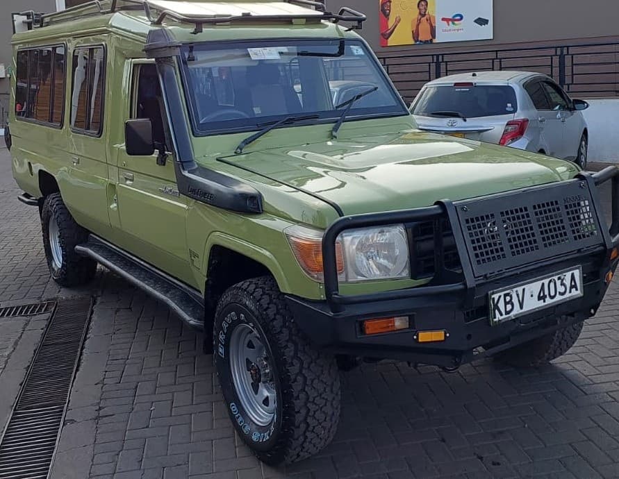 Land Cruiser 4x4 safari vehicle for hire